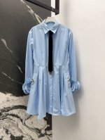 vltn 25Ss 早春新品立体玫瑰花装饰长袖衬衫裙 搭配五金V扣可拆卸领带 时髦精必备单品解锁所有穿搭 高品质纯棉面料非常舒适 收腰伞状裙摆版型百搭不挑人 复