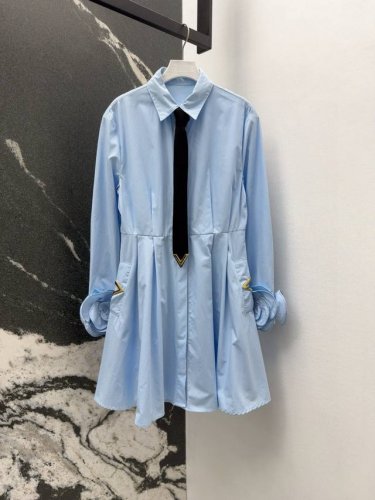 vltn 25Ss 早春新品立体玫瑰花装饰长袖衬衫裙 搭配五金V扣可拆卸领带 时髦精必备单品解锁所有穿搭 高品质纯棉面料非常舒适 收腰伞状裙摆版型百搭不挑人 复