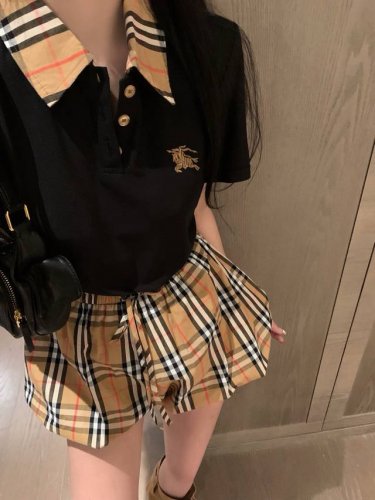 短袖 裤子 Burberry 巴宝莉Bbr战马刺绣格纹翻领Polo衫短袖抽绳松紧腰格子荷包短裤套装 款号：25670505326 颜色：黑色 白色 尺码：Sml