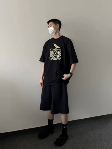 上新 Loewe 罗意威25Ss 鸟印花短袖 高版本 重工 短袖T恤 顶级用料 限量发售！ 面料：250克 双纱双股用料 预缩定型 具有良好的吸汗性.可以保持干