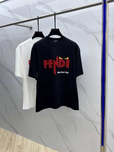 Fendi*芬迪 2025Fw春夏新品圆领打底外穿T恤，立体感Logo微廓形半袖纯棉打底，手感面糯有骨感，柔而有韧性。工艺处理，韧性和抗皱性能得到大幅度提高。微