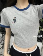 模特细节图# 独家款式 Ralph Lauren 拉夫劳伦25Ss夏季独家款式 撞色拼领刺绣卡通小熊款短袖T恤 相比于经典款 这款更具魅力 撞色领口搭配精密小熊