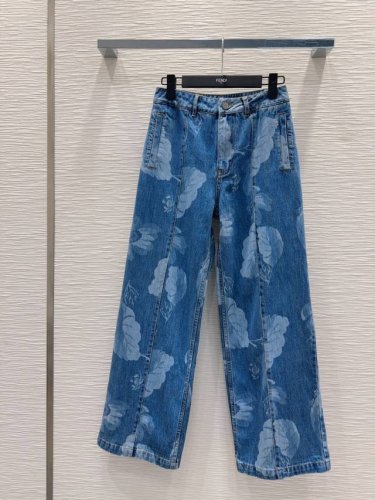 Fend* 2025Ss新款 高版出品~超时髦新款丹宁牛仔 酵洗个性色调上身又酷又飒爽 采用定制高品质斜纹棉质水洗牛仔面料，纹理细腻，棉感自然，既有筋骨感又不失