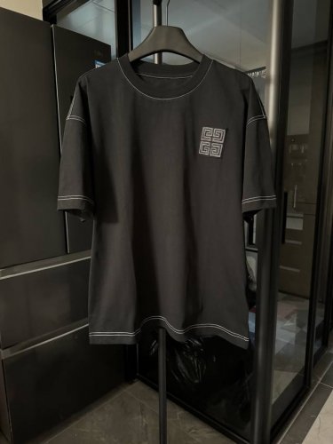p130【高端复刻】 givenchy/纪梵希Gvc 胸口4G明线刺绣短袖（黑色） 面料：采用60支丝光双股 以黑色为基，白色明线点缀在黑色之上，细节中流露出高