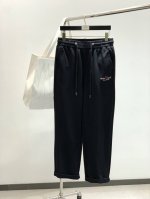 moncler 蒙口，2025春季最新品，专柜同步有售，原单狠货，时尚休闲裤，采用进口原版面料，顶级刺绣工艺字母图案Logo，原版五金辅料装饰，简单而不失时尚，