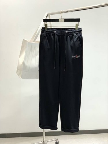 moncler 蒙口，2025春季最新品，专柜同步有售，原单狠货，时尚休闲裤，采用进口原版面料，顶级刺绣工艺字母图案Logo，原版五金辅料装饰，简单而不失时尚，