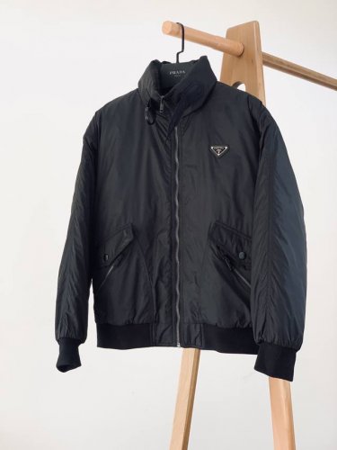 P530 Prada 普拉达 休闲棉服夹克外套，风格随意切换，经典品牌元素，微阔版型。纯色简单款，胸前经典三角标五金装饰，里外五金全部双面刻字，衣身同色无色差，