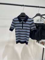之禾深蓝条纹拉链Polo上衣 ，面料：天丝棉 颜色： 2025春夏新款翻领条纹短袖针织套衫 巨显瘦无敌啊 显瘦隐形 大神器 上就是纸片人效果。 微胖、大骨架人群