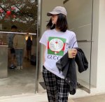 上新！Gucci机器猫联名款短袖T恤,哆啦A梦叮当猫设计看起来满满的回忆感！版型剪裁特别有讲究！上身很洋气显瘦内搭外穿都看 高密针织圆领设计，平整简约！亲肤透爽