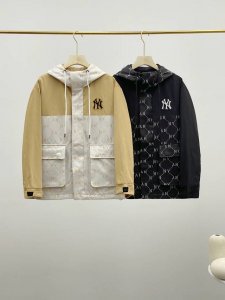 mlb 老花 春季满标拼色男女同款夹克提花连帽外套，明星同款春季新款。 面料，辅料均为定制， 拼接款式时尚又个性，提花的老花字母设计更是充满了复古韵昧 与众不同