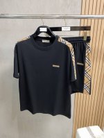 2025春夏专柜新款休闲套装 高端推荐 定制欧棉材质 超柔软亲肤触感 胸前精致品牌Logo点缀 剪裁属于修身版型 绝对挺括帅气的合体型 从锁针可以看出 绝对大厂