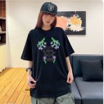 巴宝莉Burberry马赛克朋克风印花短袖百搭T恤短袖情侣款 面料：重磅双纱300G纯棉新疆长绒棉越洗越有质感穿上去不松垮不起球不掉色。 克重：绝对用料实打实3