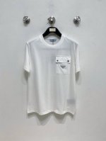 普拉达 高定面料 玉蚕丝般的丝滑 2025春夏新品上市时尚经典圆领短袖时尚单品设计，更加时尚舒适，高标准定制，上身非常有型，胸前品牌经典Logo 图案 客供辅料