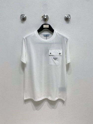 普拉达 高定面料 玉蚕丝般的丝滑 2025春夏新品上市时尚经典圆领短袖时尚单品设计，更加时尚舒适，高标准定制，上身非常有型，胸前品牌经典Logo 图案 客供辅料