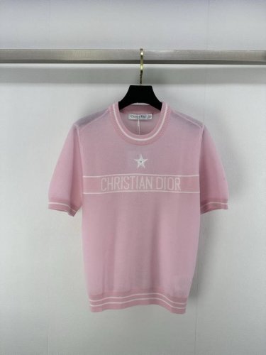 dio*上新细节 25 夏季新款五角星短袖皆印着醒目的“Christian Dior”标识与星星元素 彰显品牌格调 精致织纹 触感柔软亲肤 简约版型适配多元风格