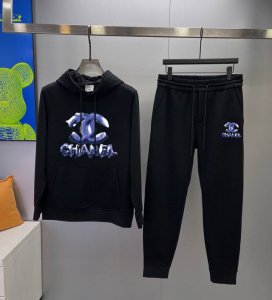 直 Chanel香奈儿 胖子福音 爆款套装来袭 专注官网原版 2025全新爆款卫衣套装 原单狠货倾注顶级设计师的精心之作 就为一个贴合、完美的上身效果 全天然优