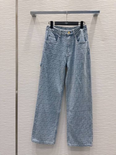 fend*I2025Ss季限定牛仔系列出品 Monogram老花提花时髦低调气质又奢华高级！用定制高品质斜纹棉质水洗牛仔面料，纹理细腻，棉感自然，既有筋骨感又不