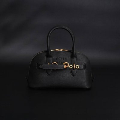 miu Miu 缪缪 贝壳包包 特别喜欢这个的设计！ Miumiu的坑真的好仙女好好看！ 真的很有质感！ 可斜挎可手拿可单肩， 日常约会出行简单好搭配。 Siz