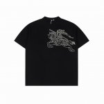 burberry 巴宝莉 25Ss 线条骑士战马印花短袖 纯棉柔软面料 对色定染面料 高水平印花工艺 时尚优雅 采用进口水浆材质 水浆印花的工作原理接近于染色