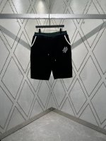 驴家 25Ss新款抽绳短裤选用棉质针织演绎学院风范，以莹泽虹彩罗纹点亮腰部。左腿呈现 Marque L.Vuitton DéposéE 标识刺绣，镶边口袋为优雅