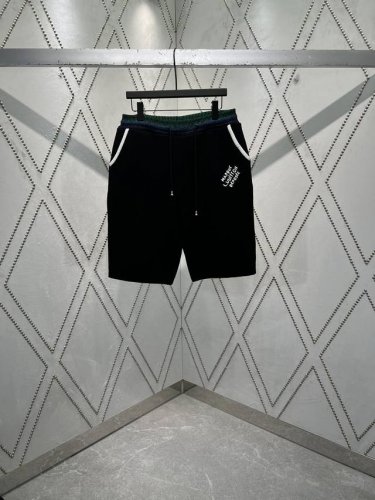 驴家 25Ss新款抽绳短裤选用棉质针织演绎学院风范，以莹泽虹彩罗纹点亮腰部。左腿呈现 Marque L.Vuitton DéposéE 标识刺绣，镶边口袋为优雅