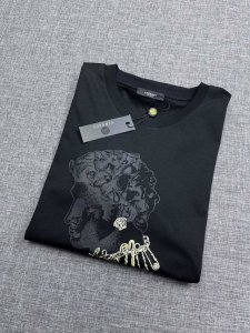 versace 范思哲 男士圆领短袖T恤，25春夏新品，专柜橱窗主打展示款！作为Vs家的经典王牌产品，这一季仍然延续了极富高强辨识度的头像元素，非常重工匠心的工