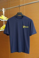 lv_2025春夏系列新品 男士圆领短袖奢华品牌字母Logo标识标注上身就能体会这款设计带来的年轻与时尚感！整体时尚而有潮流，采用顶级欧洲双面丝光棉面料 柔软亲