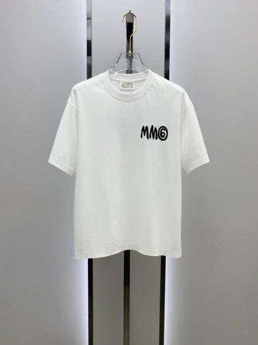 Mm6 马吉拉 单穿打底都是首选 高定面料 认准袖子下摆是无痕修袖 240克纯棉 2025春夏新品短袖时尚经典圆领短袖时尚单品设计，更加时尚舒适，高标准定制，上