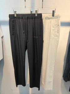 prada，男士休闲裤 速干面料休闲裤，最新款上身版型无敌正！ 绝对可以闭眼收的一款 此款裤子非常百搭，弹力腰围,日常上班 户外运动都可以穿着，是时尚休闲与户外