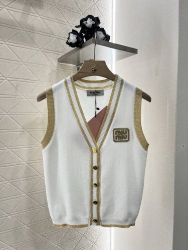 miumi*2025新品上架 撞色包边针织马甲 定制Yb丝毛纱线织造 柔软舒适 洋气显瘦 V领马甲剪裁 通体包边以金色螺纹环绕 充分彰显缪系华贵质感 增添时尚浪