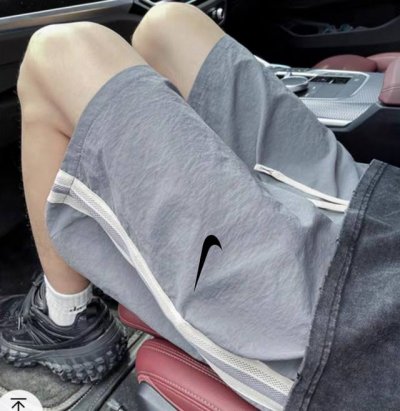 100 Nike耐克竖条拼接美式冰丝速干短裤男款夏季爆款复古高街潮牌机能宽松运动五分裤 采用冰丝塔丝隆D14面料带冰感！宽松版型做工非常好质量非常棒！细节拿捏的
