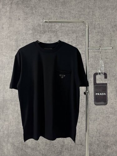prada 普拉达2025新款口袋纯色短袖T恤男女同款 这款Prada平纹棉T恤是品牌的基础款式。华美简约风格与精致魅力重释基础单品，赋予其设计新意。正面Re-