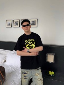 罗意威 顶级版本 顶级版本 新款字母印花双层重工短袖T桖 字母图案不管是T桖还是卫衣都是每年的爆款单品 前幅大面积印花采用大康丽数码印花机直喷 成本极高 经过多