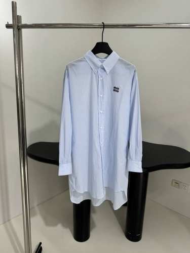 25新品男友风长款衬衫 色织条纹面料 饰有品牌标识徽标刺绣 翻领领口 纽扣开合 男友风廓形设计 曲线弧形下摆 男女同款 浅蓝色 L