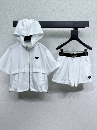 p家尼龙防晒短袖+短裤套装 上身帅气拉风 美式运动风减龄又百搭 原版定制版型百搭不挑人 进口面料质感舒适 做工品质看细节 高品质 两色 尺码Sml