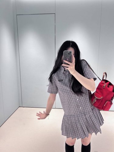 Miumi* 25Ss春夏新款 Logo徽标刺绣百褶衬衫裙丨独家Yb开发 高版出品 学院风格纹新品又来啦 一系列都出啦 轻松打造同色系穿搭高级感满满~系扣衬衫尖