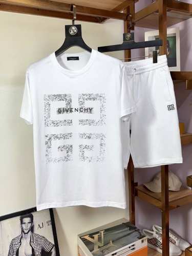 #Mos P360 Givenchy 纪梵希 春夏最新款时尚百搭套装，经典设计短袖T恤短裤套装，定制丝光棉面料，手感柔软，穿着舒适，做工精细.上身效果无敌帅气，