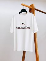 Valentino 华伦天奴 2025Ss春夏新品 浮雕字母标识T恤，品相超级完美，前幅经典立体浮雕字母标识，超简单的字母设计，搭配外套开衫 可提升搭配亮点内里