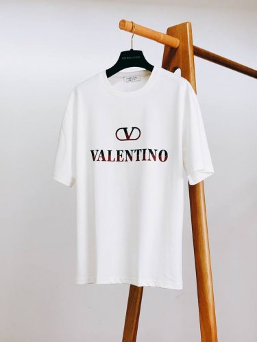 Valentino 华伦天奴 2025Ss春夏新品 浮雕字母标识T恤，品相超级完美，前幅经典立体浮雕字母标识，超简单的字母设计，搭配外套开衫 可提升搭配亮点内里