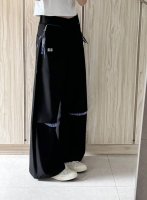 MiuMiu 神裤！美式高街风轻松拿捏 家人们，时尚圈的隐藏宝藏被我发现了！就是这条 MiuMiu 的破口拼接条纹设计弯刀微喇西裤，一上身，我直接想高呼：“这就