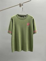 Lv 早秋新款提花毛织短袖 毛料选用100%全精梳棉纱纱线，从工艺上来说，精梳棉在制作的过程中会清理出多余的杂质，让织出来的物品看起来比较光滑和高档；相对应纯棉