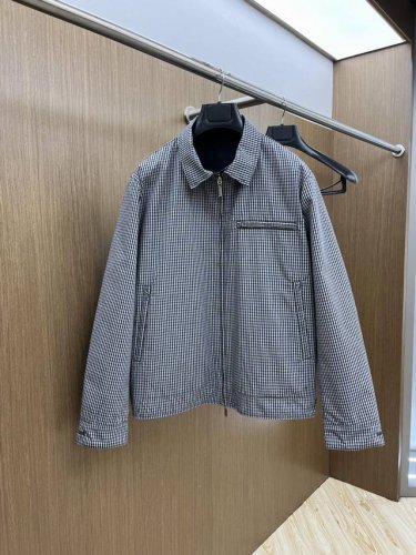 Lv 2540早春新款男士双面穿夹克外套，高定专柜面料 透气舒适度高，细节无可挑剔，品牌元素设计理念，做工考究工艺复杂，专业代购级体现高品质。Lz手感细腻柔软！