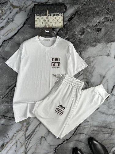 直 Miumiu 胖子福音 2025官网同款.世界知名奢侈品牌.夏季男士 双丝光 高品质货套装 采用进口原单面料 当季时尚潮流款 百搭爆款 简洁大方 精密的车工