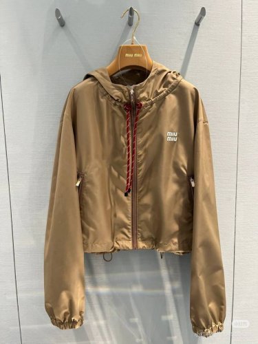 Miu25早春新款 字母连帽短款风衣，可甜可盐百搭不挑人上身美的不要不要的防水防风，舒适无束缚感 胸前定制字母Logo，