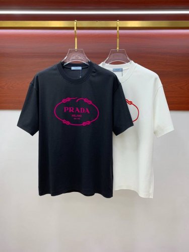 prada 普拉达 单穿打底都是首选 高定面料 认准袖子下摆是无痕修袖 240克纯棉 2025春夏新品短袖时尚经典圆领短袖时尚单品设计，更加时尚舒适，高标准定制