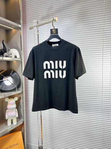 Miu*缪缪 Ss25早春新款短袖T恤，冰潮棉系列越洗越柔软 官W1-1克重260 高版本 顶级图案Logo，帅气时尚，简约百搭款。不仅挺括，保持潮流的廓形，又