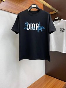 迪奥# 2025春夏新款首发专柜最新款短袖圆领T恤 高端订制 设计前卫时尚 品牌Logo重工艺设计 高端定制260克面料.手感柔软.穿着舒适.专柜级别精致车线.