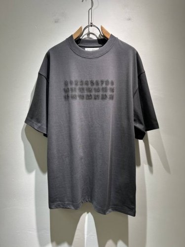 马吉拉 Maison Margiel 2025春夏新款男女同款短袖T恤，专柜同步发售！定制专属洗水纯棉面料，胸前Logo图案刺绣设计！简约大方，从容百搭，档次极