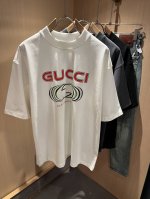 Gucc*古家 2025春夏系列基础圆领套头短袖T恤，男女同情侣款休闲宽松棉质圆领短袖T恤衫！贸易公司渠道稀出，同步官网发售 ！ 2025春夏最新系列，经典时尚
