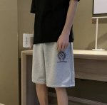 克罗心印花夏季最新款基础五分休闲短裤 采用重磅华棉面料，触感柔和、垂感强，穿着体验感好 4-5级水洗色牢度不易褪色 面料采用水洗印染工艺 水洗不褪色 穿着不刺激